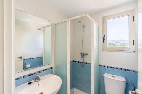 une salle de bain avec un lavabo et des toilettes et une fenêtre dans l'établissement Apartamentos Hipocampos Unitursa, à Calp
