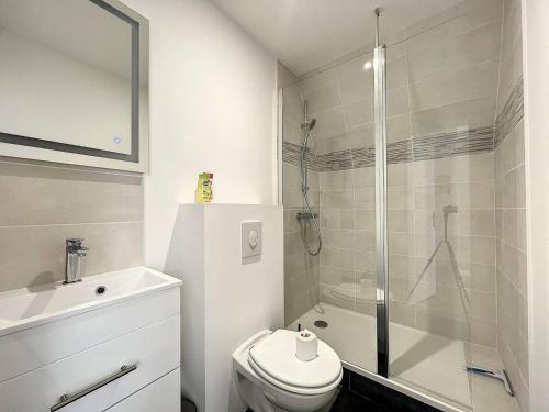 ein Badezimmer mit Dusche, Toilette und Waschbecken in der Unterkunft Studio Le Cesson sous les toits - Proche gare in Saint-Brieuc