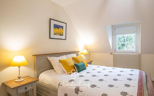 a bedroom with a bed and a window at Évasion Privée au Mans - Gîte Champêtre & Équestre in Guémardières