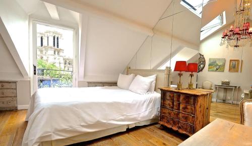 A Penthouse Balcony Esmeralda with AC