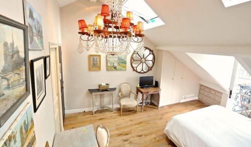 A Penthouse Balcony Esmeralda with AC