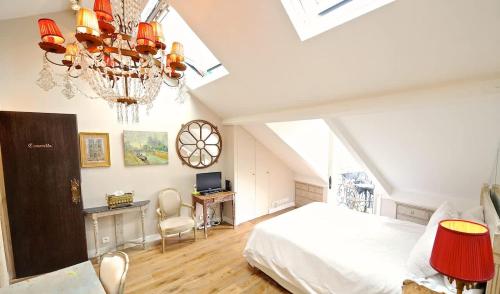 A Penthouse Balcony Esmeralda with AC