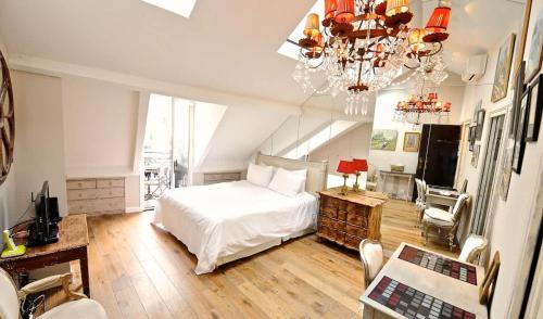 A Penthouse Balcony Esmeralda with AC