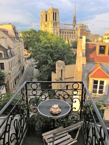 A Penthouse Balcony Esmeralda with AC