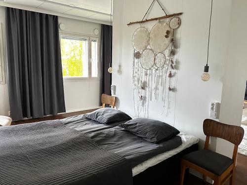 a bedroom with a bed and a window at Vanhan paloaseman loft -asunto in Sievi