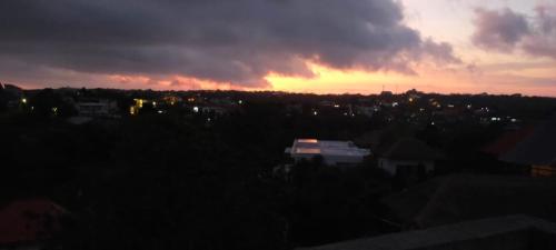 Východ nebo západ slunce při pohledu z penzionu nebo okolí