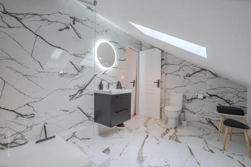 a bathroom with a black and white marble wall at Home designed Especially for Groups in Vaires-sur-Marne