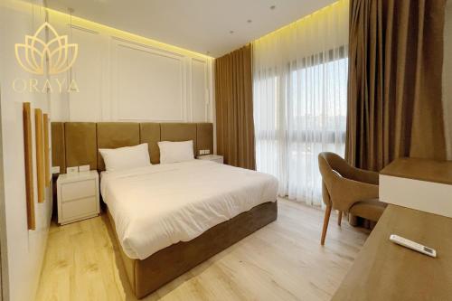 ein Hotelzimmer mit einem Bett und einem Schreibtisch und einem Bett sidx sidx sidx in der Unterkunft Modern & Bright Getaway in Madinaty in Banī Ghālib