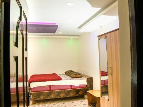 a small bedroom with a bed and a mirror at December Holiday inn III bedroom home in Kodaikānāl