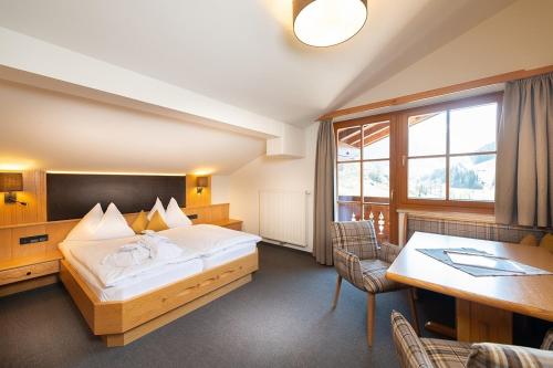 Postel nebo postele na pokoji v ubytování Familienhotel Oberkarteis