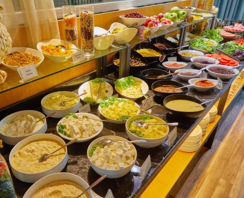 bufet wypełniony wieloma różnymi rodzajami jedzenia w obiekcie Salam Baku Hotel (SBH) w mieście Baku