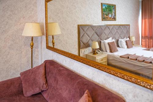 sypialnia z dużym lustrem i łóżkiem w obiekcie Salam Baku Hotel (SBH) w mieście Baku