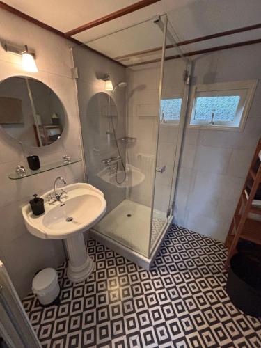 Ένα μπάνιο στο Chalet Wild Forest, knus chalet op de Veluwe met gratis parkeren