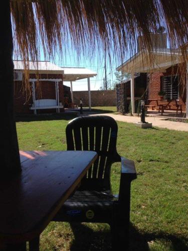 ein Picknicktisch mit Bank und Hütte in der Unterkunft Alquiler en Villa Yacanto in Villa Yacanto