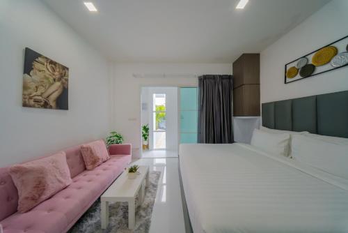 Postel nebo postele na pokoji v ubytování Lark Pool Villa Aonang Krabi