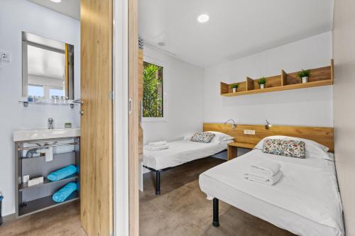 Postel nebo postele na pokoji v ubytování Resort Šibenik