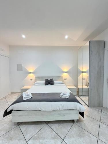 a bedroom with a large bed and two lamps at Dolci Momenti in Gragnano