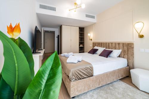 Postel nebo postele na pokoji v ubytování Urban Amethyst Haven - 1BR Apartment with Balcony