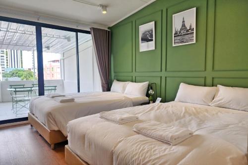 Postel nebo postele na pokoji v ubytování Shade House Bangkok Oldtown