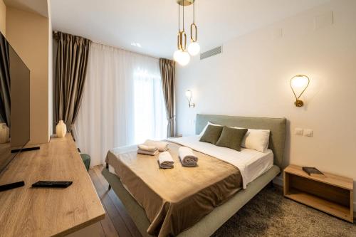 Ένα ή περισσότερα κρεβάτια σε δωμάτιο στο Fresh Bloom Hideaway - 2BR Apartment with Balcony