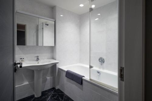 Et badeværelse på Park View apartment, Gleneagles Village, Auchterarder