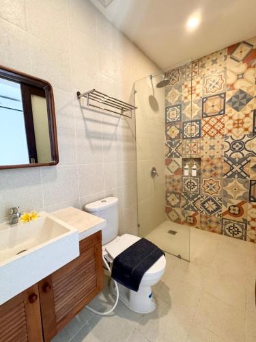 a bathroom with a toilet and a sink and a shower at Villa Nala - Uluwatu Nusa Dua in Ungasan