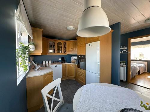 una cucina con mobili in legno e un frigorifero bianco di Villa Sky & Sea a Stokkseyri