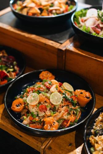 una mesa cubierta con platos de comida en tazones en Le Meridien Thimphu, en Thimphu