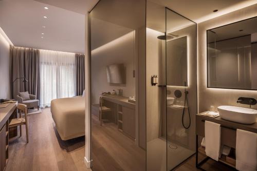 a bathroom with a toilet and a sink and a mirror at Hotel MIM Baqueira Luxury & SPA in Baqueira-Beret