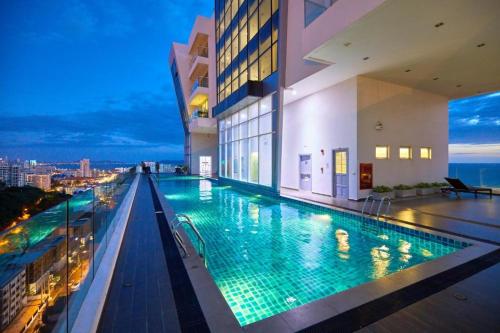 Bazén v ubytování The vision condo - Sea view apartment balcony Pattaya Pratumnak beach nebo v jeho okolí