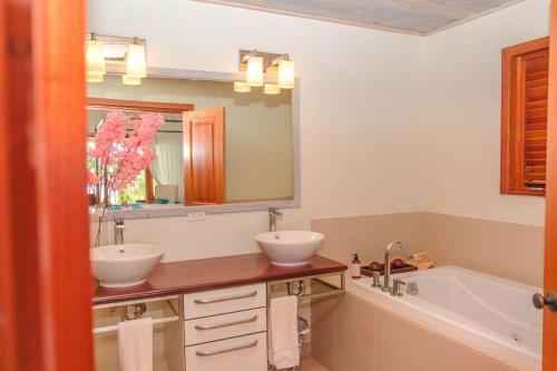 The BrookにあるTropical Escape1511の洗面台2つとバスタブ付きのバスルーム