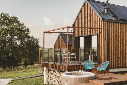 WymarzONE domki- z prywatnymi jacuzzi i kominkiem