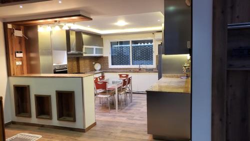 a kitchen and dining room with a table and chairs at Appartement des Palmiers in Biskra