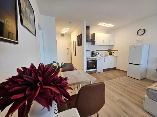 ein Wohnzimmer mit Esstisch und Küche in der Unterkunft 3-2-1 Zimmer Wohnungen in Mülheim an der Ruhr in Mülheim an der Ruhr