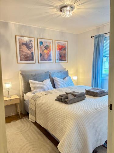 a bedroom with a bed with blue and white sheets at Linda`s house in Grashopen