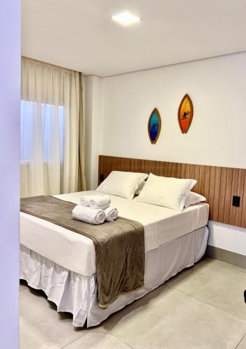 a bedroom with a large bed with towels on it at Uhane Grand Villa 7 Quartos, Piscina e Vista Mar in São Miguel do Gostoso