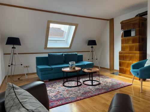 a living room with a blue couch and a table at Am Stadtpark in Reutte