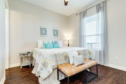 een slaapkamer met een bed en een raam bij Ultimate Gulf Views Hot Tub Pet Paradise in Hercules Offshore Heliport