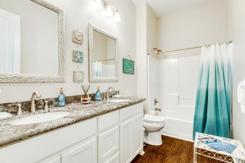 een badkamer met wastafel en toilet bij Ultimate Gulf Views Hot Tub Pet Paradise in Hercules Offshore Heliport