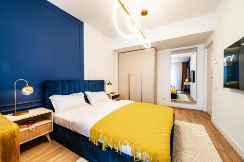 Ένα ή περισσότερα κρεβάτια σε δωμάτιο στο Skylight Studio Retreat - with Balcony