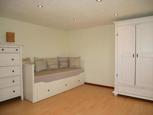 une chambre avec un lit avec des oreillers dessus dans l'établissement kleiner Holzbungalow Grundmann mit Naturgarten, à Wilhelmsfelde