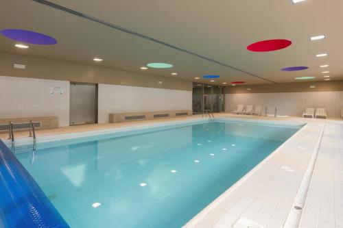 Premium Flat w/ Pool, Gym & Garage by HostWise