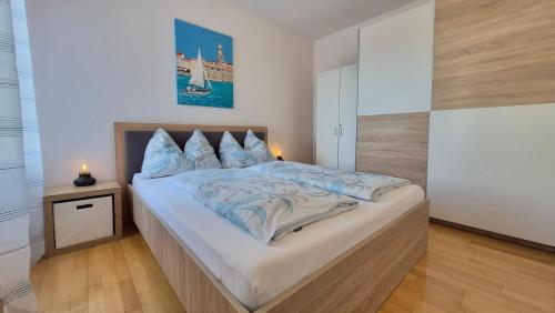 a bedroom with a large bed in a room at Ferienwohnung KRK Peter Lindpointner in Krk