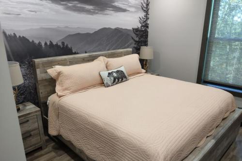 1 dormitorio con 1 cama y vistas a las montañas en Beartopia - Private Indoor Pool, Mountain Views, Game Room + Luxury Accommodations, en Oldham