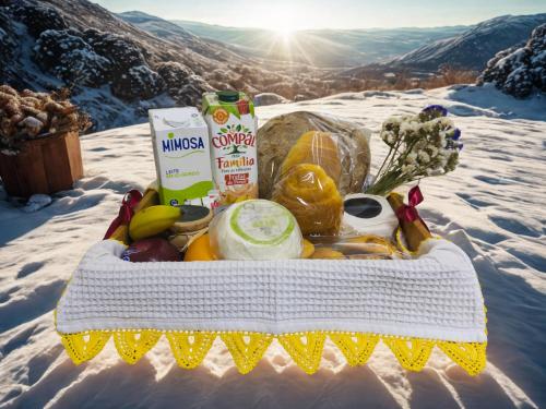 Una canasta de comida tirada en la nieve en Matias Nature - Mountain Lodges in Serra da Estrela, Seia, en Carragozela