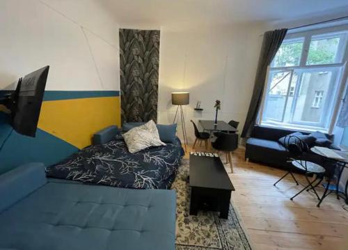 Χώρος καθιστικού στο Blue Light Room