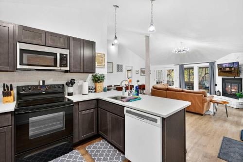 une cuisine avec un évier et une cuisinière four supérieur dans l'établissement Resort Amenities Fire Pit Deck Grill & More, à Baxter