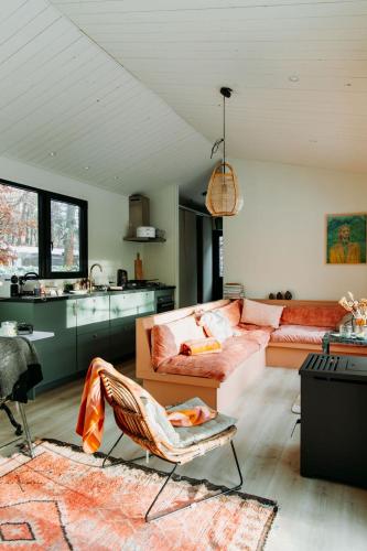 a living room with a bed and a couch at De Buitenplek van Stek in Nunspeet