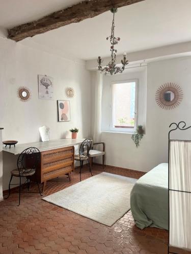 Ένα ή περισσότερα κρεβάτια σε δωμάτιο στο Appartement atypique pour 2 personnes