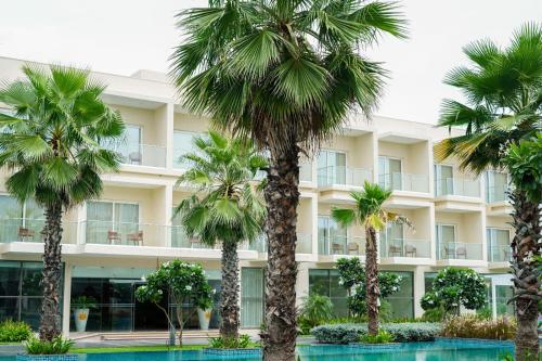 Bazén v ubytování Golden Sands - By The Bay Resorts nebo v jeho okolí